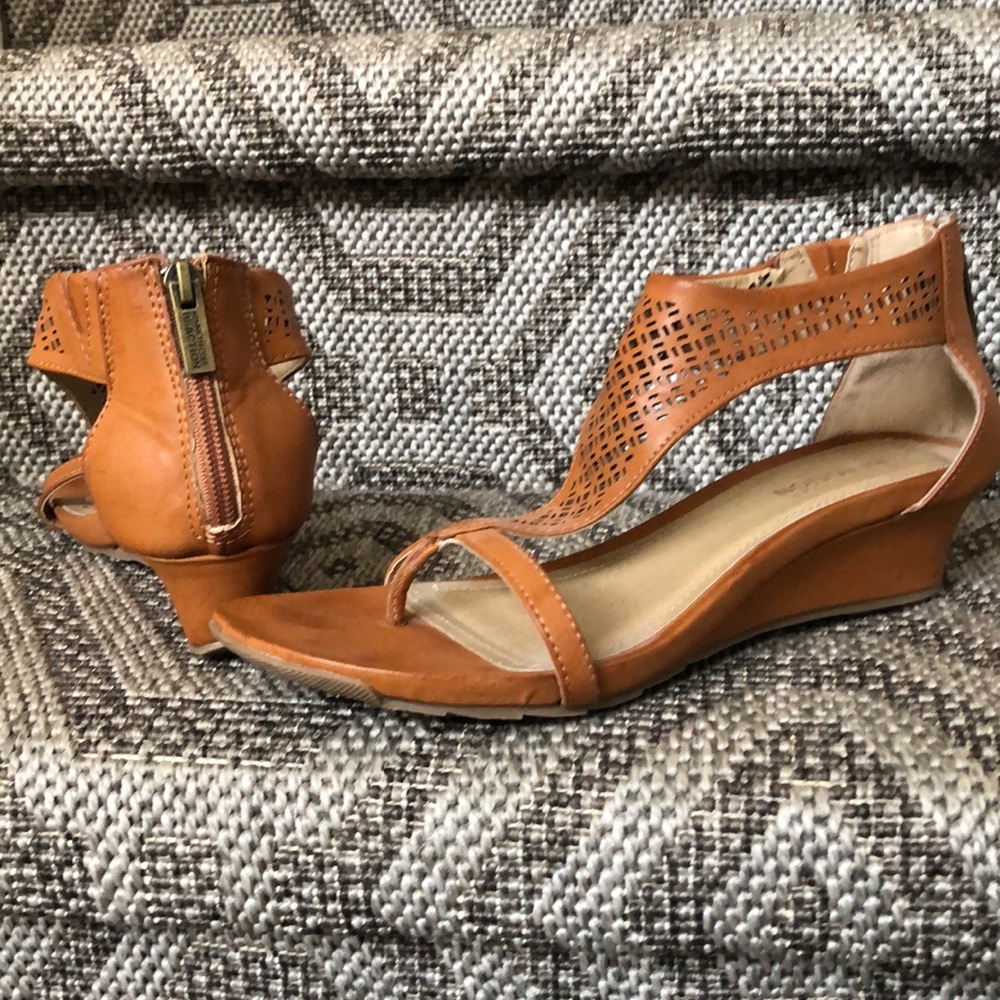 Kenneth Cole Reaction low leather wedge sandals